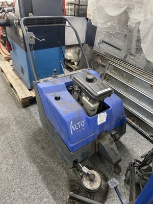 1 Kehrmaschine Nilfisk mit Benzinmotor